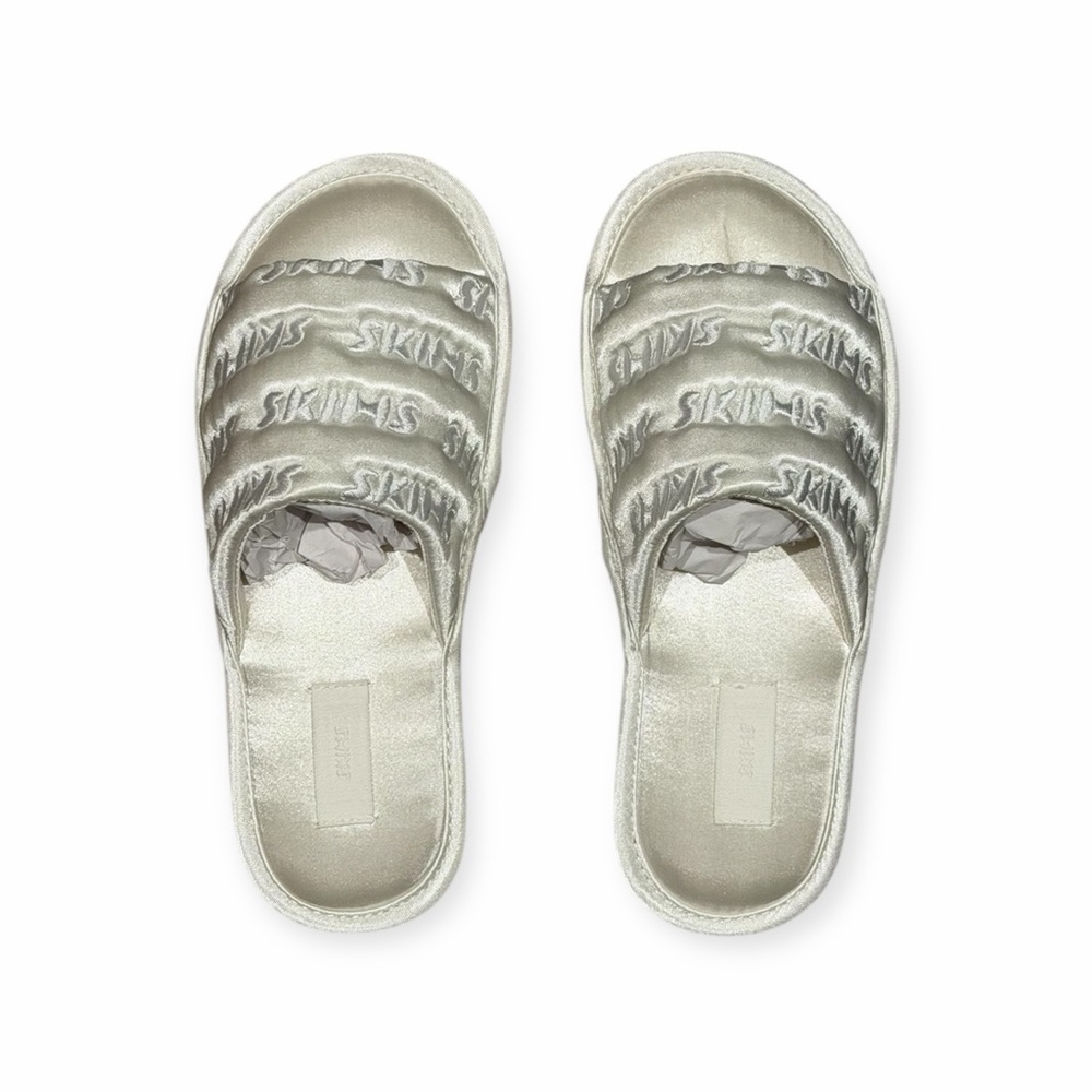Skims Satin Slipper in Snow